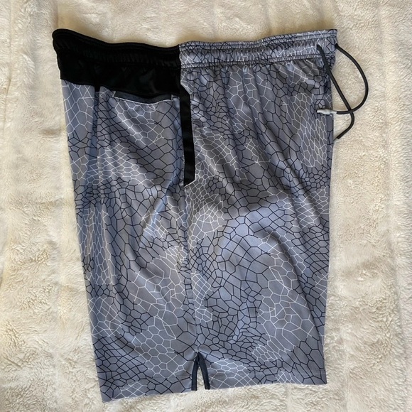 AND1 Men's Athletic Shorts in Gray Pattern - Picture 10 of 10